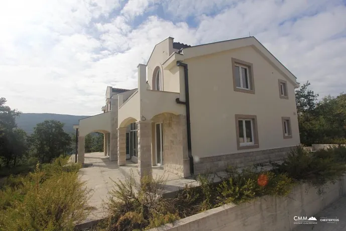 Zweistöckiges Haus mit Meer- und Bergblick in der Gegend der Stadt Herceg Novi