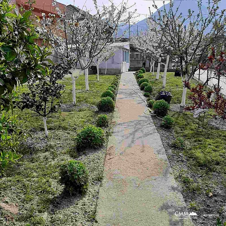 Geräumiges zweistöckiges Haus mit schönem Garten