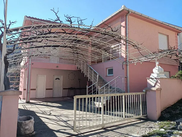 Zweistöckiges Haus mit 6 Schlafzimmern in Misici