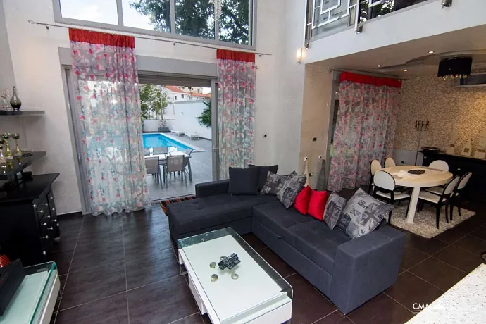 Luxusvilla mit Pool in Budva