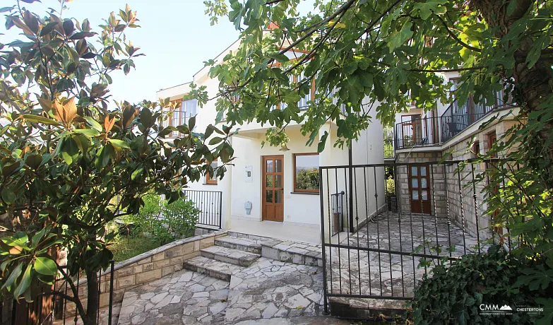 Haus in einer Anlage mit Pool und Meerblick