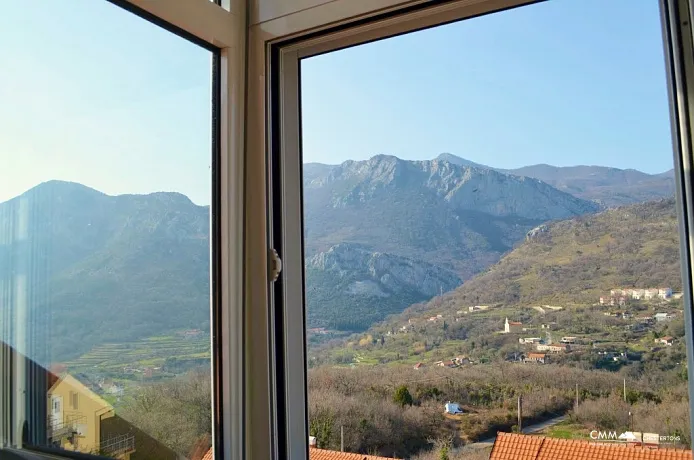 Reihenhaus mit Bergblick in Bar