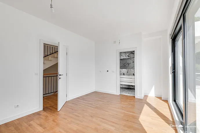 Luxuriöse Neubauvilla mit Panoramablick auf das Meer und die Altstadt von Budva