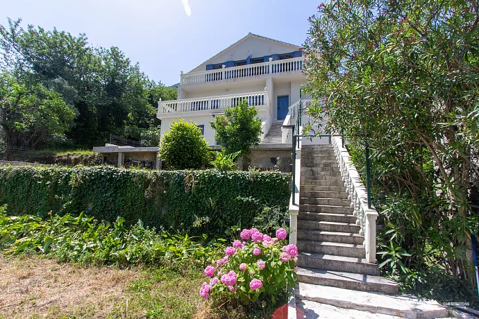 Spektakuläre Villa mit Pool und Blick auf die Bucht von Kotor