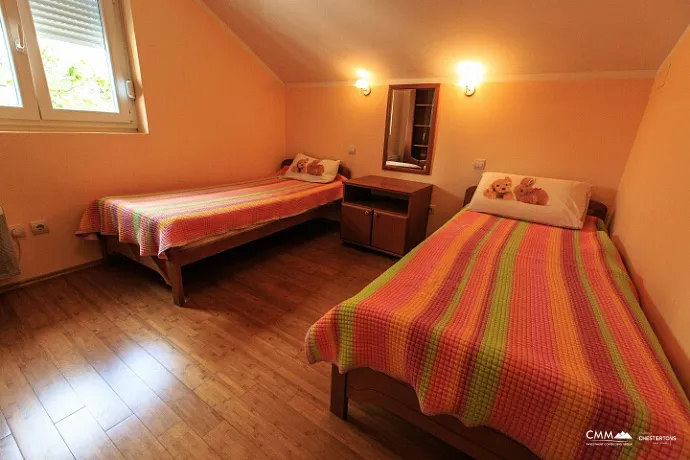 Dreistöckige Villa mit eigenem Zugang zum Meer