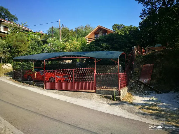 Haus mit Garage und großer Terrasse in Jurmani