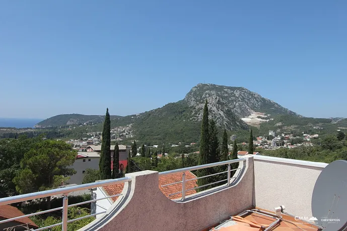 Ein dreistöckiges Haus mit Panoramablick in Sutomore.