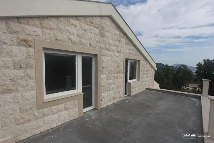 Zweistöckiges Haus mit Meer- und Bergblick in der Gegend der Stadt Herceg Novi