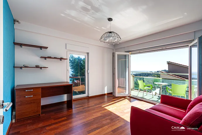 Drei-Zimmer-Wohnung in Petrovac mit Meerblick