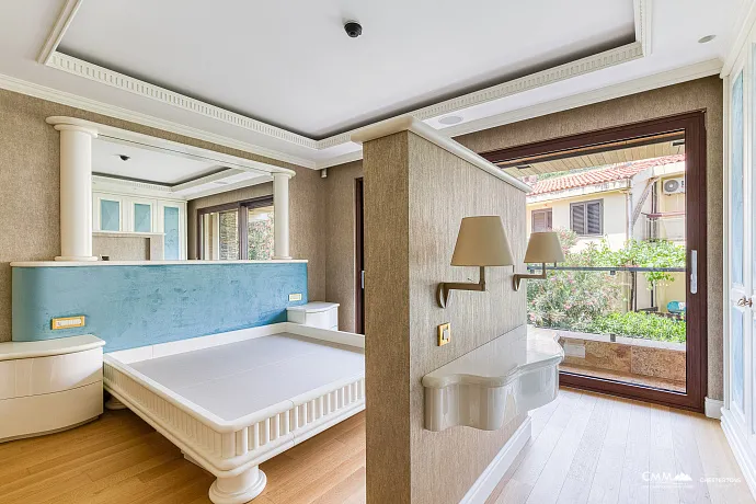 Luxuriöse Ein-Zimmer-Wohnung mit Designer-Innenraum