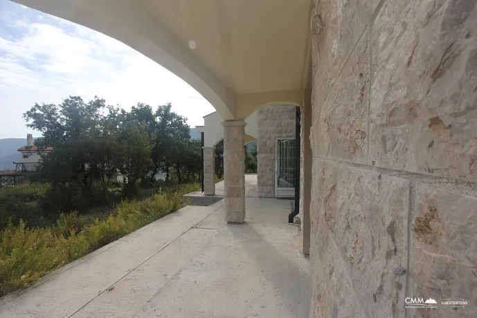 Zweistöckiges Haus mit Meer- und Bergblick in der Gegend der Stadt Herceg Novi