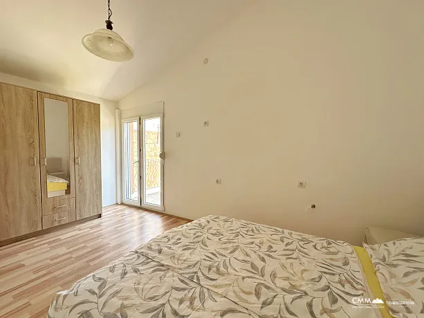 Zweistöckiges Haus in Dobra Voda