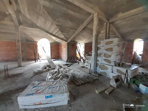 Haus zum Verkauf mit großem Grundstück in Cetinje