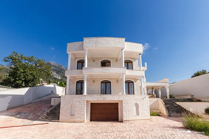 Luxusvilla in Bar mit Panoramablick auf das Meer