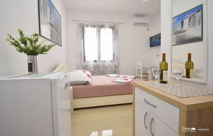 Zum Verkauf steht ein geräumiges Haus in Meljine in der Nähe des Meeres