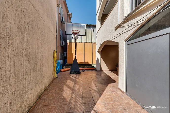 Haus in einer ruhigen Gegend von Budva mit Blick auf das Meer.