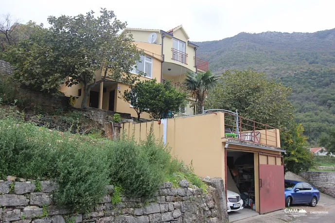 Zweistöckiges Haus mit Meerblick in Kamenari