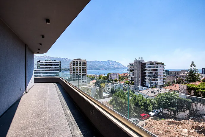 Dreizimmerwohnung in Budva mit herrlichem Blick