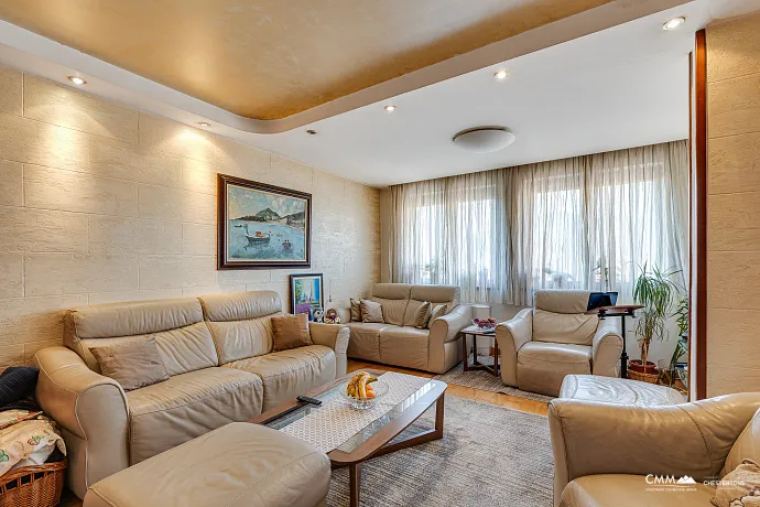 Haus in einer ruhigen Gegend von Budva mit Blick auf das Meer.