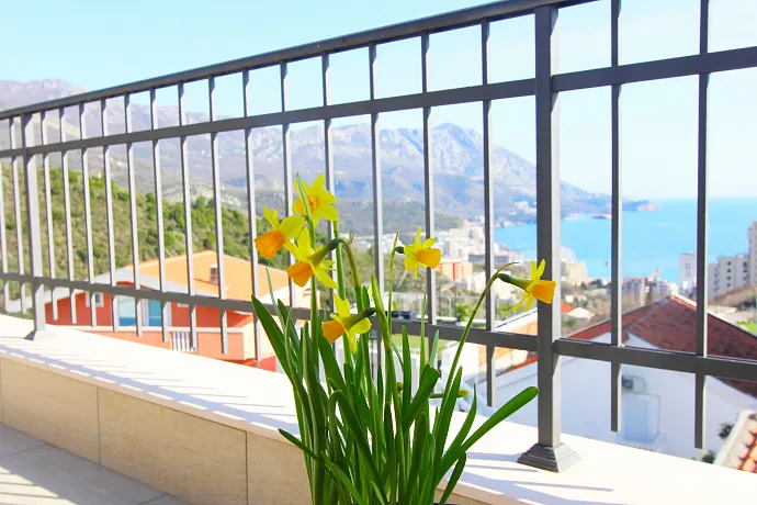 Haus mit 5 separaten Wohnungen in Becici mit Meerblick