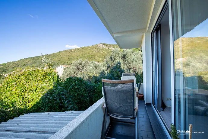 Duplex-Wohnung mit Mittelmeersicht in Petrovac, 104 m²