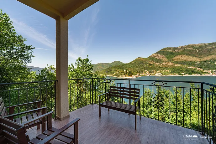 Villa mit Panoramablick auf das Meer in Tivat