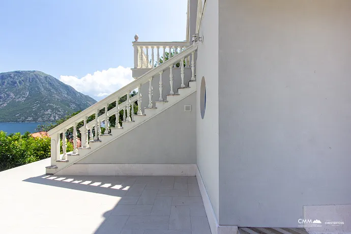 Spektakuläre Villa mit Pool und Blick auf die Bucht von Kotor