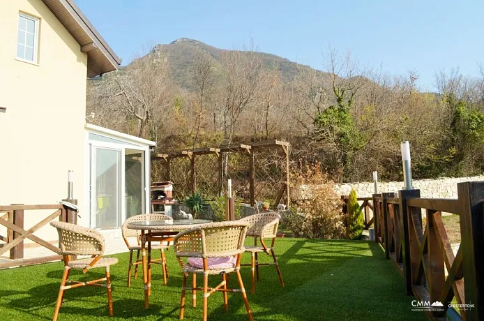 Reihenhaus mit Bergblick in Bar