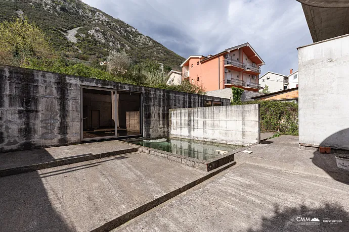 Dreistöckiges Haus mit Blick auf die Bucht von Kotor