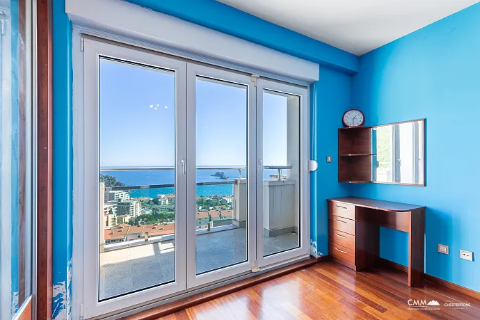 Drei-Zimmer-Wohnung in Petrovac mit Meerblick