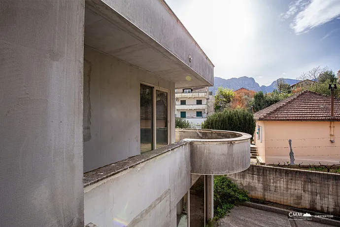Dreistöckiges Haus mit Blick auf die Bucht von Kotor