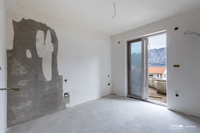 Dreistöckiges Haus mit Blick auf die Bucht von Kotor