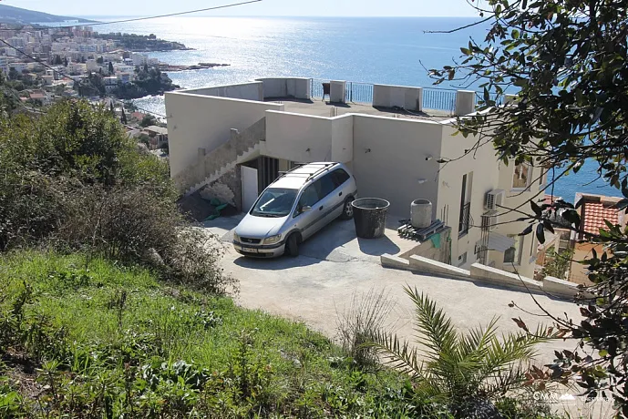 Modernes Haus mit Panoramablick auf das Meer