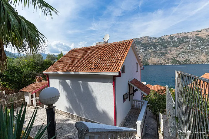 Haus nur 50 Meter vom Meer entfernt – Stoliv