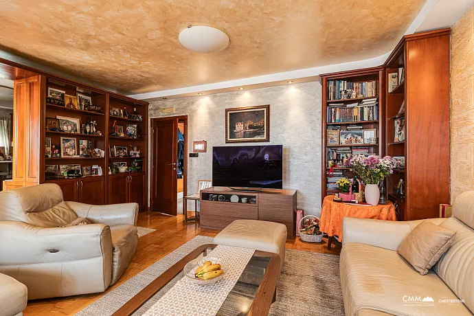 Haus in einer ruhigen Gegend von Budva mit Blick auf das Meer.