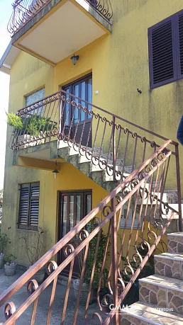 Dreistöckiges Haus in Morinje mit großem Garten