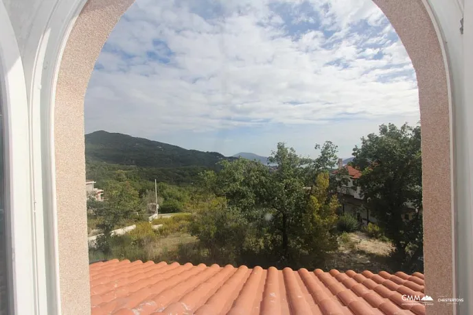 Zweistöckiges Haus mit Meer- und Bergblick in der Gegend der Stadt Herceg Novi