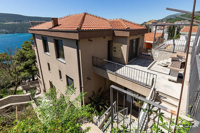 Ausgezeichnete Villa im Zentrum von Herceg Novi