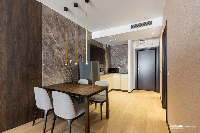 Luxuriös ausgestattete Wohnung in Bečići zu verkaufen – eine Gelegenheit, die man nicht verpassen sollte.