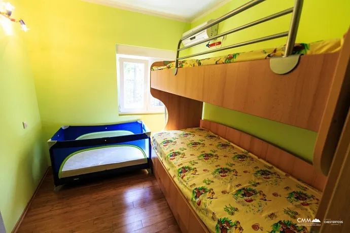 Dreistöckige Villa mit eigenem Zugang zum Meer