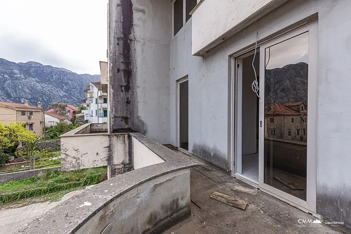Dreistöckiges Haus mit Blick auf die Bucht von Kotor
