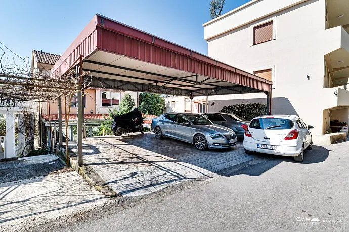Haus in einer ruhigen Gegend von Budva mit Blick auf das Meer.
