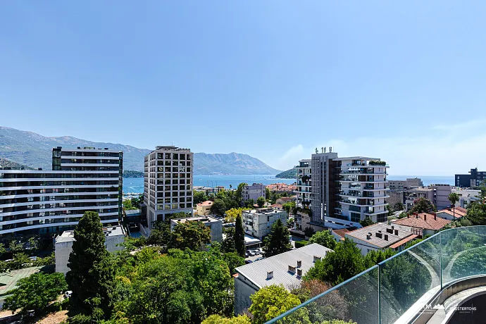 Dreizimmerwohnung in Budva mit herrlichem Blick