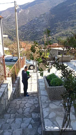 Dreistöckiges Haus in Morinje mit großem Garten