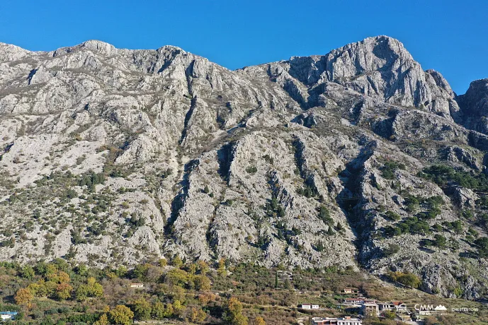 Zu verkaufendes Grundstück in Dobrota mit Meerblick