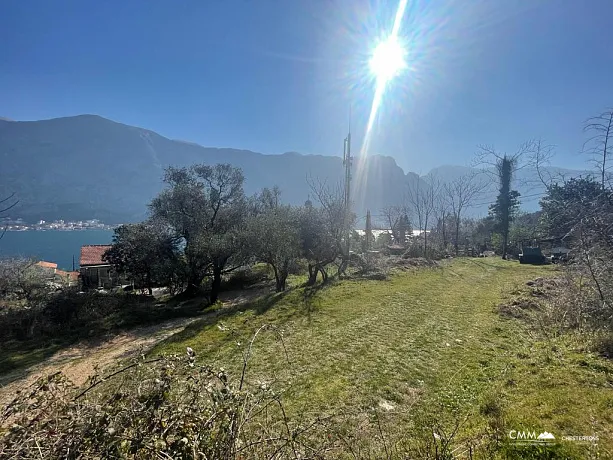 Baugrundstück in Prčanj mit Meerblick