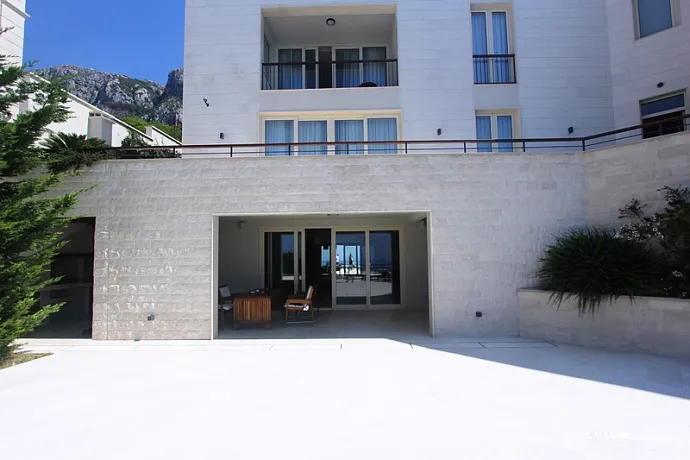 Villa mit Pool in Budva