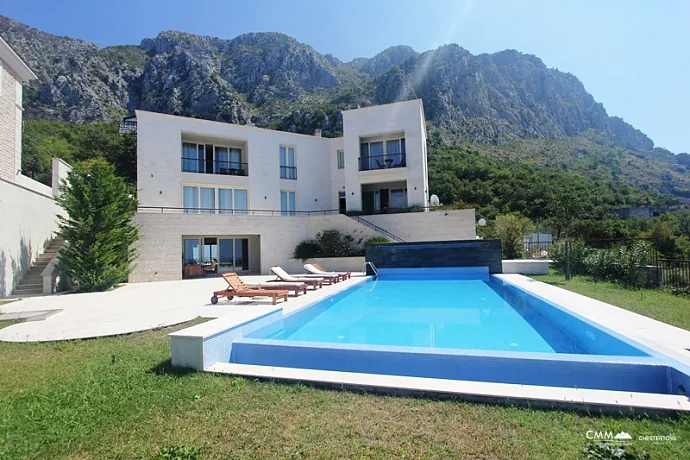 Villa mit Pool in Budva