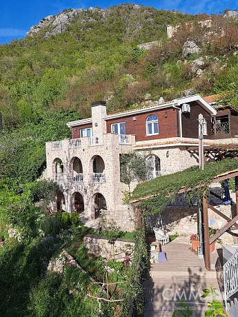 Steinhaus mit Pool inmitten der Natur in einem schönen Dorf