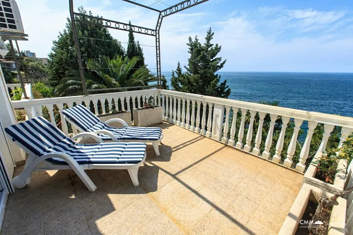 Dreistöckige Villa mit eigenem Zugang zum Meer